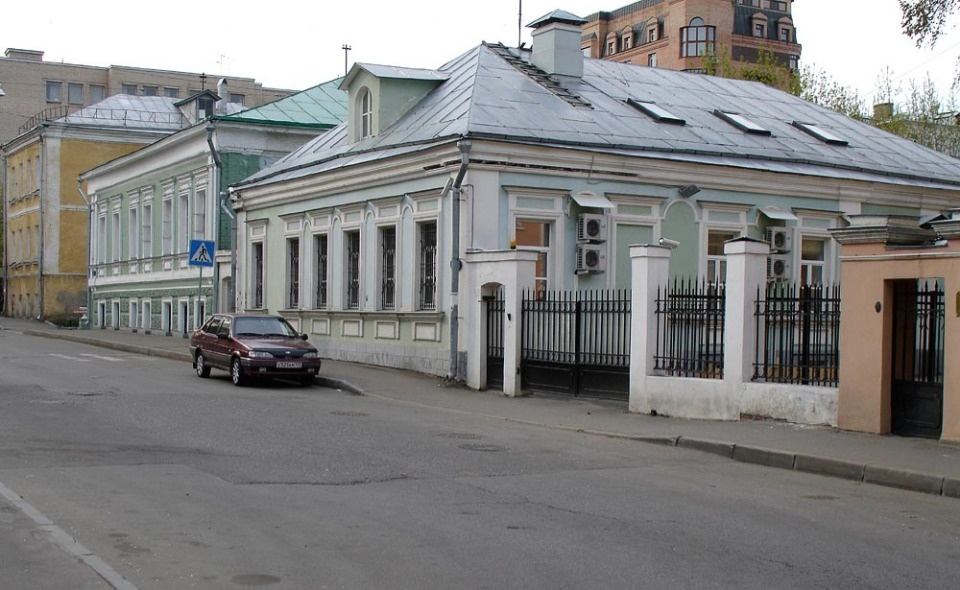 Особняк 1-й Спасоналивковский пер, 6 расположен на 1-м Спасоналивковском переулке, недалеко от станции метро Октябрьская. Относится здание к отделению налоговой службы №6. Пешком до особняка 1-й Спасоналивковский пер, 6 можно добраться приблизительно за 5 минут от метро. Этажность здания - 1 этаж. М