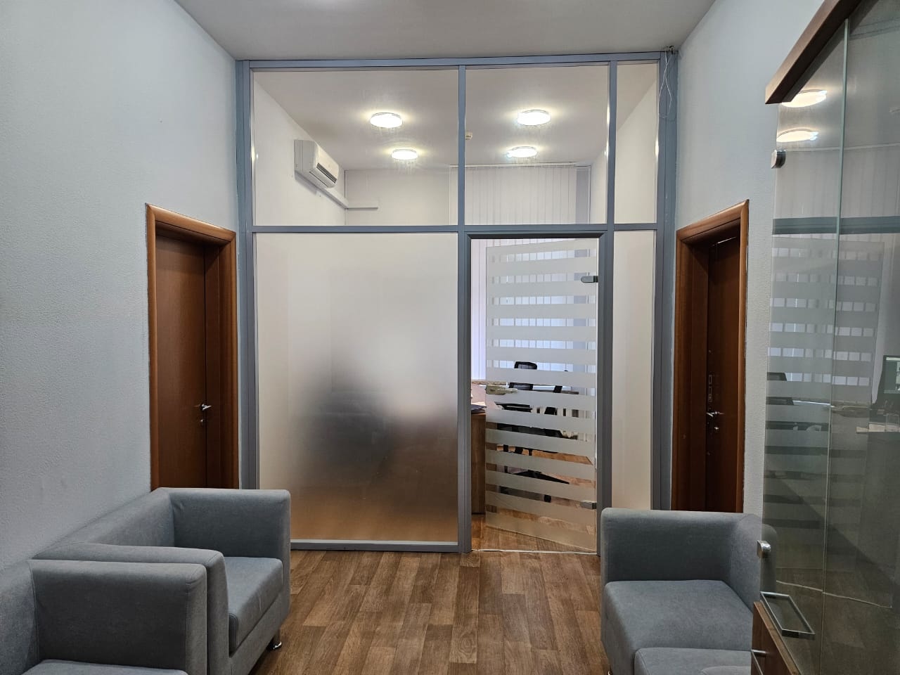 Предлагаем офисный блок в БЦ на Малой Дмитровке.


Планировка: семь кабинетов, зона рецепшен,  сан узел и серверная. Можно оборудовать кухню с мокрой точкой..
4-й этаж 

Стоимость аренды  618 766 руб в месяц, включая НДС эксплуатацию.
Коммунальные услуги включены в аренду.
Обеспечительный платеж 1 м