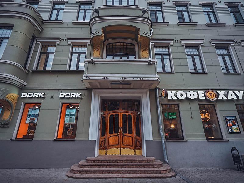 
Предлагаем в аренду офис 277 м2 на 5 этаже, в БЦ Дом Булгакова.
будет доступен к аренде с сентября.
2 минуты от м. Маяковская, первая линия с Садового кольца.
Планировка в смешанная. Пропускная система.
Лифт отсутствует.
Ставка 36 600 за м2 в год, в т ч  ЭР
Коммунальные расходы оплачиваются дополни