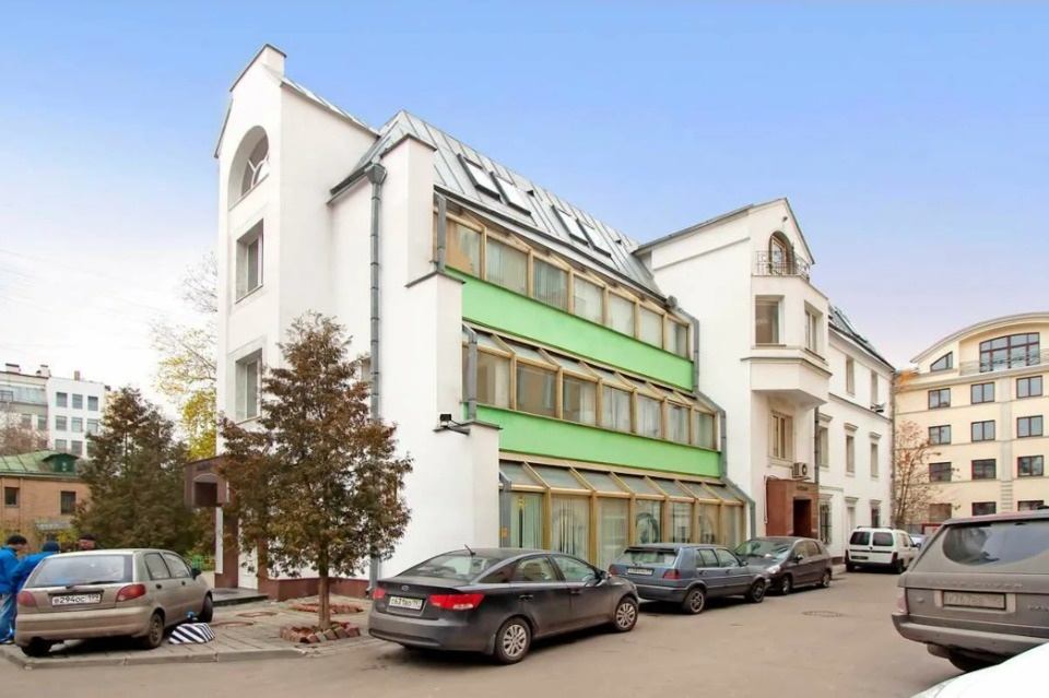 Продаётся 3-х этажный особняк расположенный в престижном деловом центре Москвы.

Общая площадь 1 175 м2
Конструкция - монолит Ж/Б.
Год постройки / реконструкции здания 1993г. / 2009 г.

3 этажа + подвал + мансарда + плоская эксплуатируемая крыша.
1 этаж - 200,5 м2
2 этаж - 262,4 м2
3 этаж - 297,5 м2