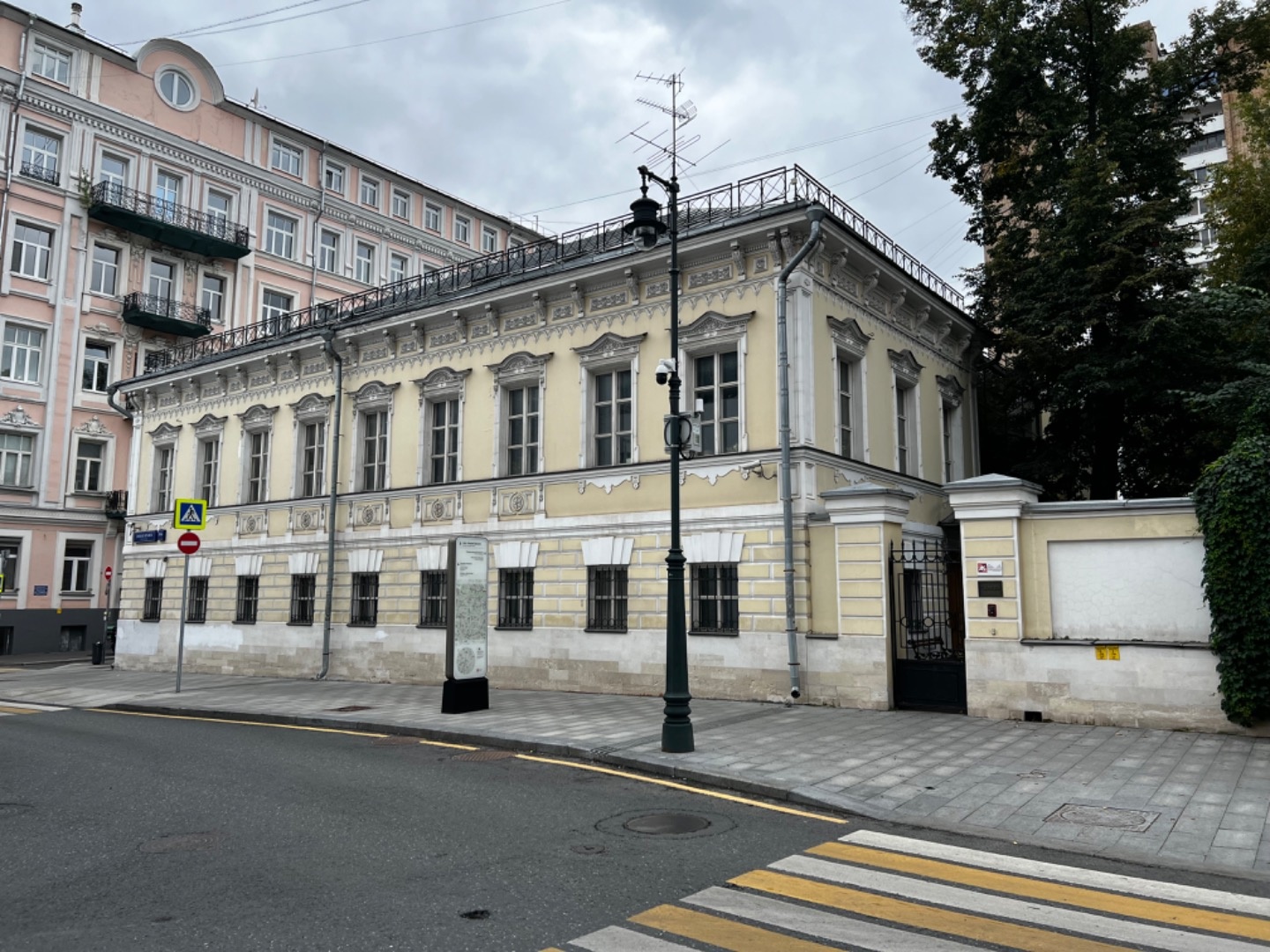 Предлагаем в аренду офис 315 кв.м в особняке на улице Сивцев Вражек.


Светлый и просторный офисный блок.
Планировка: зона руководства с ресепшн и санузлом, переговорная всего 9 кабинетов.
Сделан косметический ремонт, офис полностью готов к работе. 
Третий этаж.

Здание оснащено современными коммуни