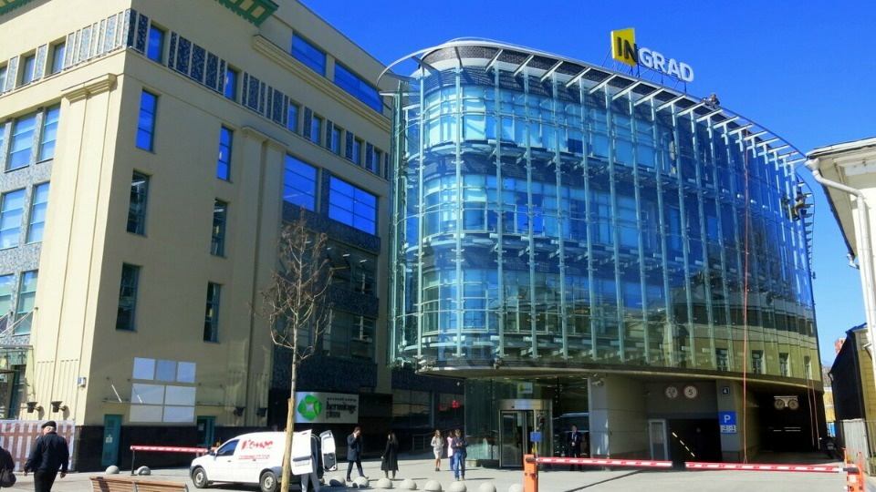 Аренда отдельно стоящего здания - 2523 кв.м., в составе Бизнес Центра класса А.
3 этажа и цоколь.
Функциональная планировка этажей.
Панорамное остекление.
Приточно-вытяжная вентиляция, центральное кондиционирование. 
Лифт.
Подземный паркинг: 1 м/м - 36 000 руб/мес.
Здание расположено  на Садовом К