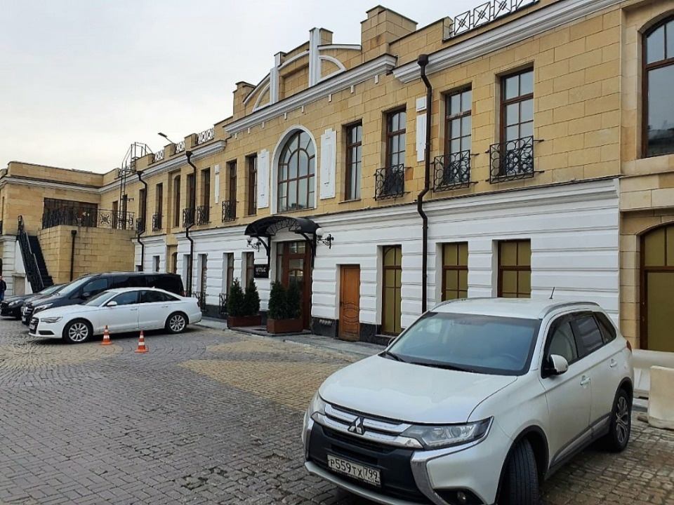В аренду предлагается  особняк, расположенный в премиальном комплексе на Садовой-Черногрязской улице.
Удобная транспортная и пешеходная доступность - прямой выезд на Садовое кольцо, 5 минут ходьбы до станции метро Красные ворота.

Общая площадь - 1160 кв.м
Этажность - 2 этажа
В помещениях выполнена 