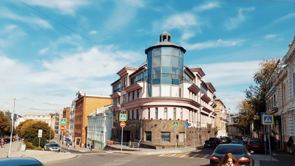 Предлагается в аренду офисно-банковское здание представительского класса общей площадью 2310,7 кв.м, фасадом выходящее на Садовое кольцо и Большой Дровяной переулок. 
Здание класса В. Особняк не относится к памятникам архитектуры. 
Несколько отдельных входов на цокольный и 1-й этажи, которые распо