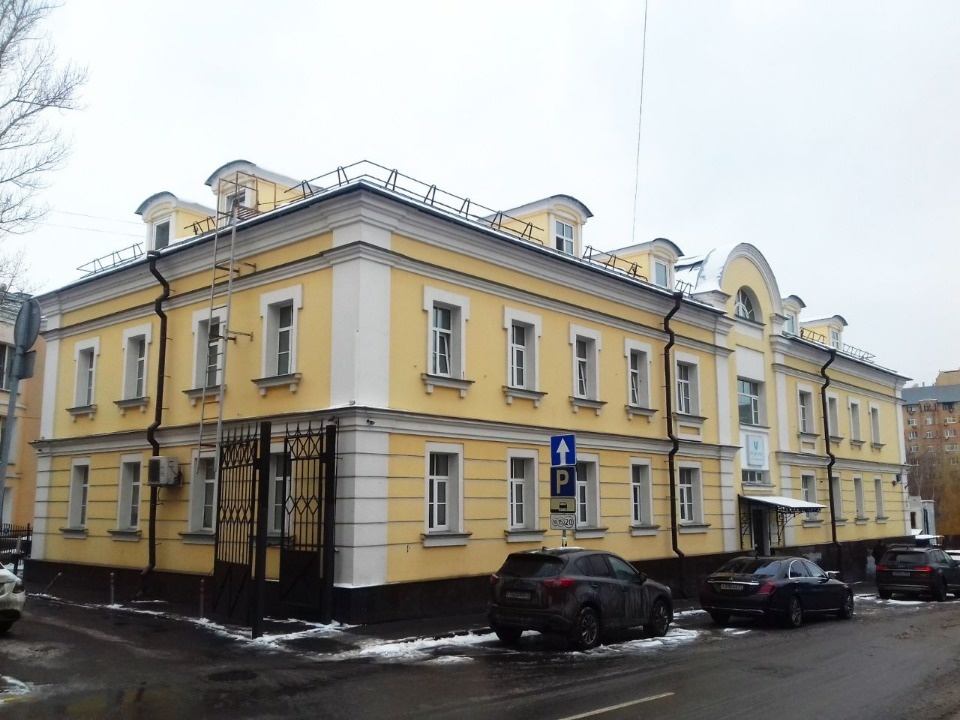 Предлагаем в аренду  офисный блок 190 м2, расположенный на мансардном этаже в особняке класса В.
Кабинетная планировка. 
В стоимость включено всё, кроме электричества (по счетчикам), одно машиноместо бесплатно. Офис расположен в шаговой доступности от метро Цветной бульвар