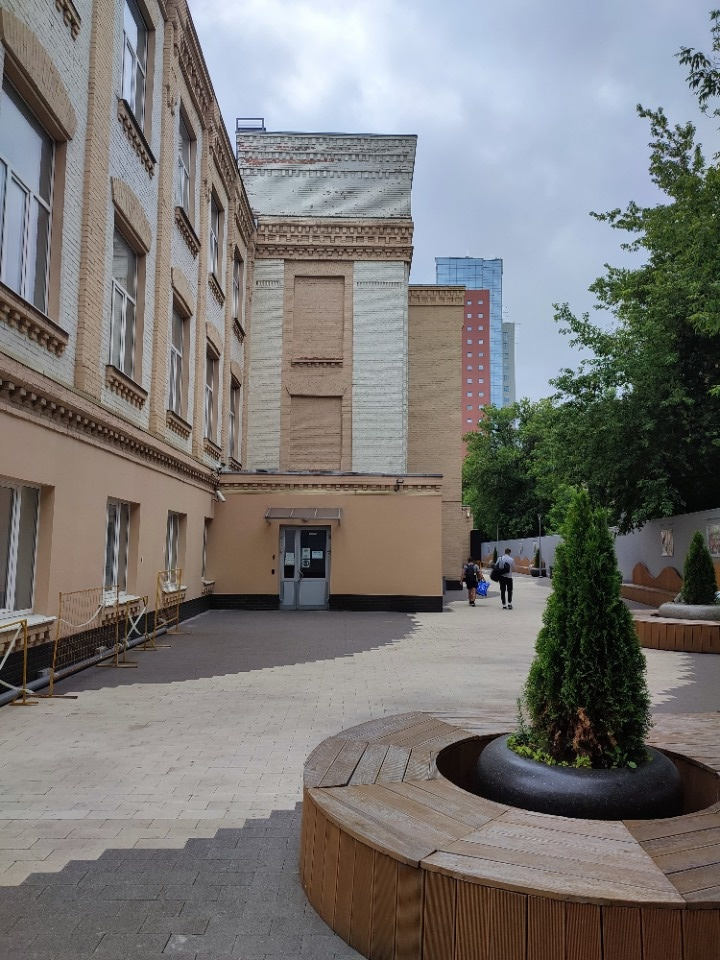 Офисное помещение 324 кв.м в шаговой доступности от метро Марьина Роща.

В БЦ система центрального кондиционирования, приточно-вытяжная вентиляция. 
Второй этаж. 
Три отдельных входа,  санузлы на этаже. 
Провайдеры Билайн МГТС. 

24/7.

Коммунальные расходы: оплачиваются арендатором на основании пок