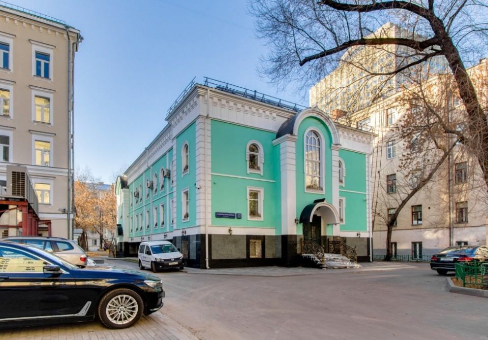 Сдаётся в аренду офисное здание площадью 1638 метров. 
30 комнат. В помещении сделан стандартный офисный ремонт. 
Круглосуточная охрана, 6 парковочных мест.
Высота потолков 2.75 м,
Этажность: 4 этажа + подвальный этаж
Эл.мощность: 152 кВт
Здание оборудовано современными системами вентиляции, централ