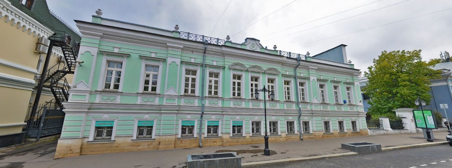 Предлагаем в аренду офис в особняке на улице Бахрушина.
 
Общая площадь 450 кв.м. 
Планировка смешанная: опен спейс, кабинеты, ресепшн и гардероб, большой оборудованный конференц-зал, сан узлы и мини-кухня. 
полноценная мини-кухня.

Высокие потолки 3,5м, окна в каждом кабинете.
Выполнен качественный