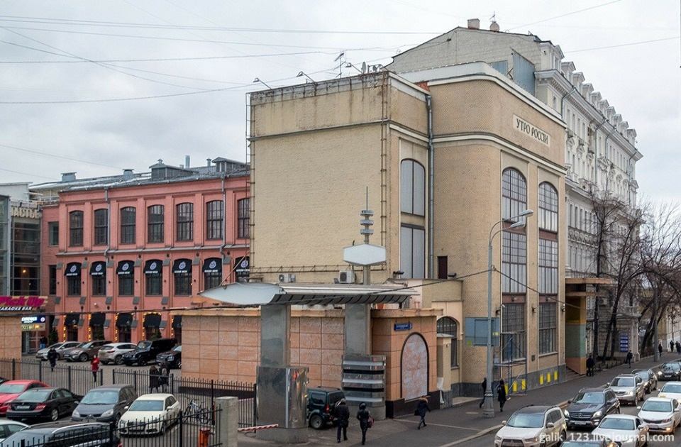 Предлагается в аренду офис общей площадью 276 кв.м в историческом Бизнес-Центре Дом Шехтеля.
Офис расположен на 3-м этаже здания. 
ставка 35 000р за м2 в год в т ч НДС и ЭР Торг уместен!
Коммунальные платежи оплачиваются дополнительно.
Два входа
 Круглосуточная охрана здания, парковка во дворе. 
О
