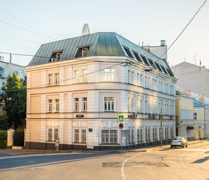 Прямая аренда офисного здания от собственника без комиссии.

 Готов к въезду. 

Площадь: 1 739 м2.
Планировка: смешанная.
Состояние: готово к въезду.

 3 этажа + цоколь с окнами и мансарда с полноценными потолками.

Огороженный двор с парковкой на 20 м/м. 

Особняк реконструирован в 2002 году, не яв