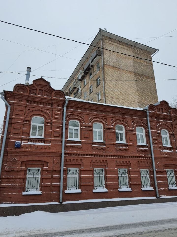 Предлагается в аренду реконструированный особняк общей площадью 386 кв.м.

Цоколь, 1 этаж и 2 этаж.
Презентабельное здание с хорошей транспортной доступностью.
Собственная огороженная территория с наземной парковкой на 10 м/м, включена в стоимость.
Внутри выполнена дизайнерская отделка помещений.
На