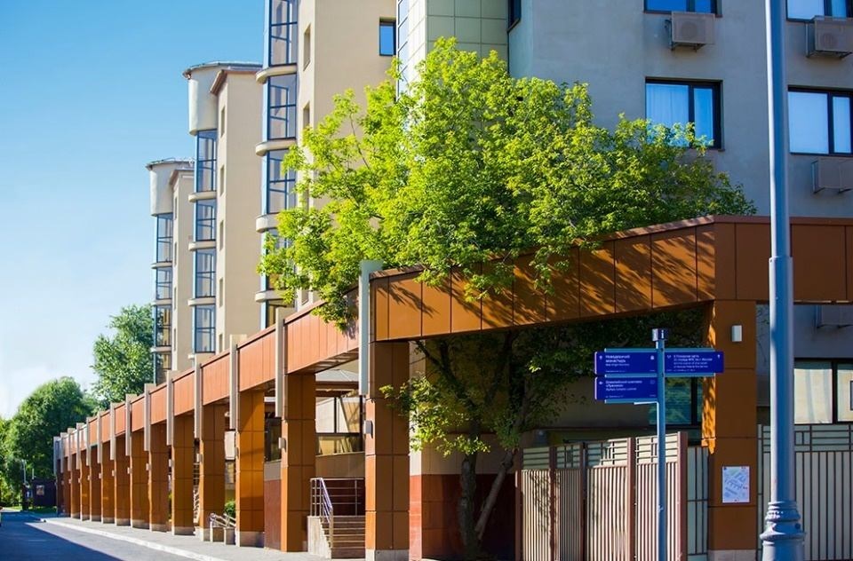 Предлагаем в аренду офисное помещение, в Бизнес Центре класса В+

Общая площадь 529 кв. м. 
Планировка смешанная: кабинеты, опен спейс, рецепшен, сан узлы.
С отделкой.
2-й этаж.

Бизнес Центр расположен в 1-й минуте от метро Спортивная. 
Профессиональная управляющая компания. 
Круглосуточная охрана.