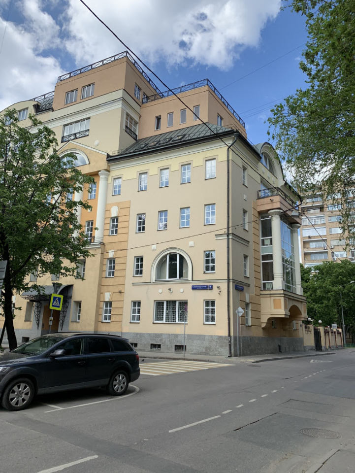 Предлагаем в аренду на длительный срок офисный блок 397.3 кв.м. открытой планировки. 
4 этаж есть лифт 
Развитая инфраструктура района кафе, рестораны, банк, магазины.
Есть наземная парковка. 10 000 руб два парковочных места
Арендная ставка 25000 руб. кв.м. 
Электроэнергия оплачивается отдельно.