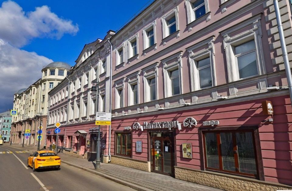 Деловой центр класса B+ предлагает в аренду офисное помещение 385.6 кв.м. 

ХАРАКТЕРИСТИКИ ОБЪЕКТА
Расположение арендуемой площади - мансарда (4 этаж) 
Офис рассчитан на 30-35 рабочих мест.
Отдельный вход. 
Дополнительный выход 
Высота потолков – 2,8 м.
Тип планировки – open-space + 7 кабинетов
Есть