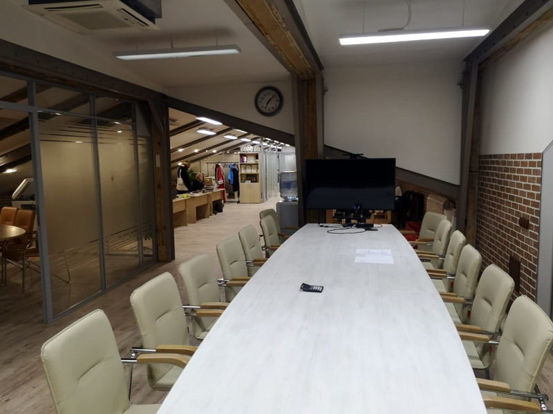 Деловой центр класса B+ предлагает  в аренду офисное помещение 385 кв.м.
Планировка помещения:  Опен-спейс и 7 отдельных кабинетов, 2 с/у, кухня. 
Офисная отделка в стиле лофт. 

Лифты: Нет. 
Вентиляция: Приточно-вытяжная. 
Кондиционирование: 
Центральное. Безопасность: Круглосуточная охрана, Контро