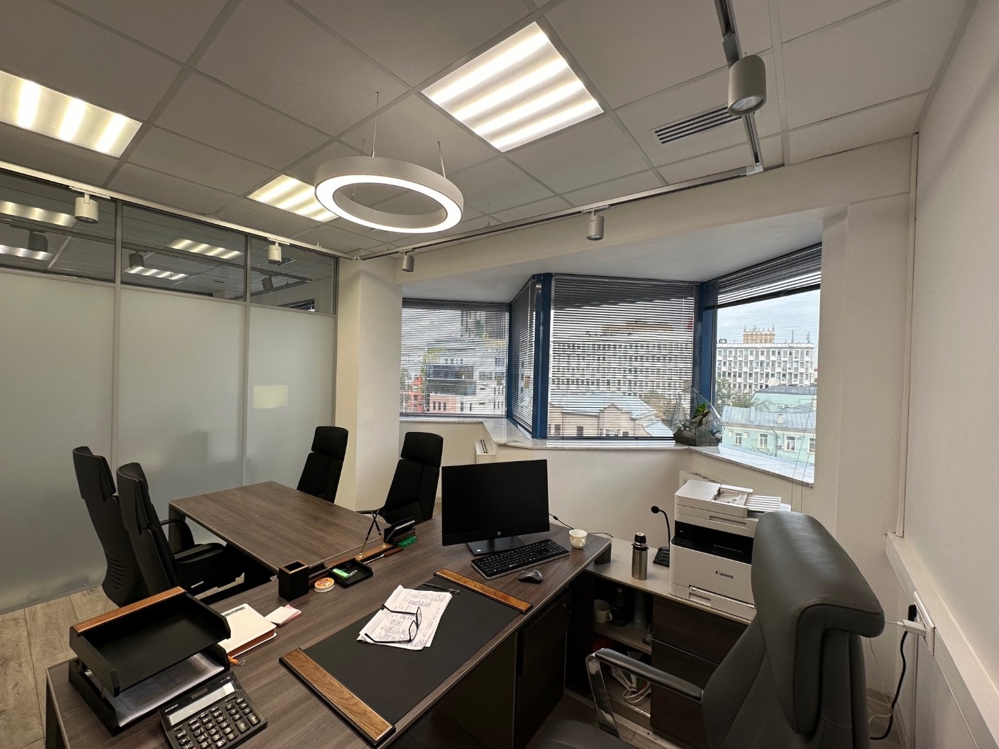 Предлагаем в аренду офисное помещение в Бизнес-Центре «Олимпик Плаза»

Общая площадь 107,1 кв.м.
Полезная площадь: 97,4 кв.м., МОП: 9,5 кв.м.
Планировка открытая и два кабинета.
Качественная офисная отделка.
5 этаж.

Приточно-вытяжная системой вентиляция и центральное кондиционирование.

В здании пр