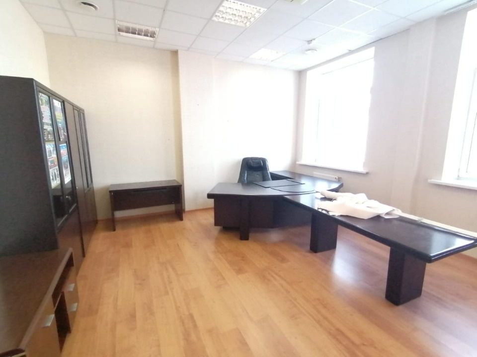 Предлагаем в аренду офисное помещение 260 кв.м. 

Планировка; шесть больших кабинетов, зона рецепшен, опен спейс, два сан узла и кухня.
Качественная офисная отделка (за выездом арендатора).

Презентабельный фасад. 
Огороженная территория с парковкой. 
 
Городские коммуникации, оптика, вентиляция, си