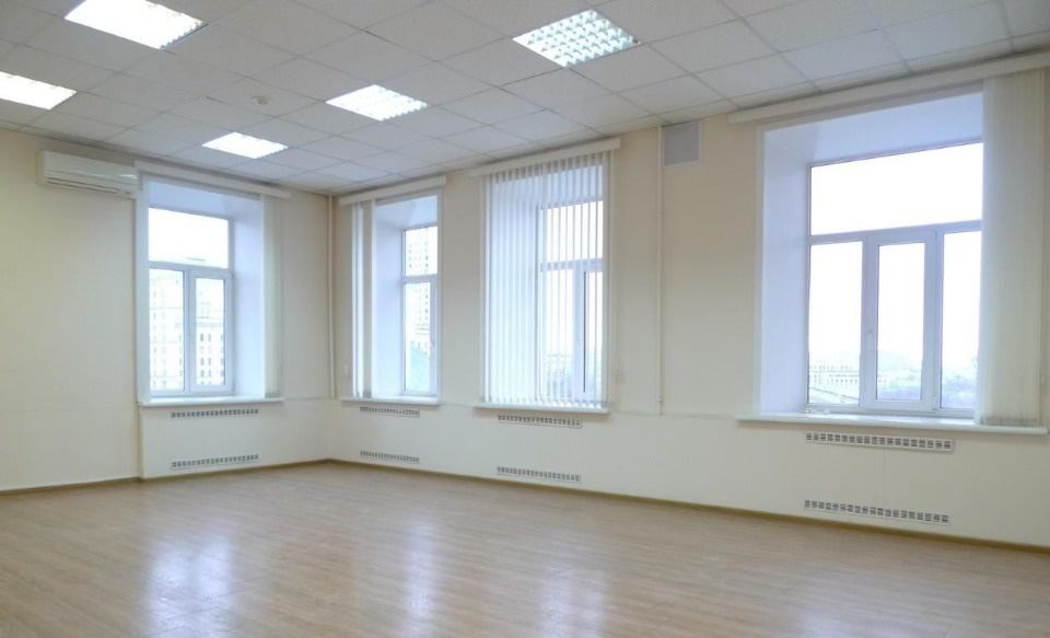 Сдаётся офисный блок площадью 150 кв.м. 
От метро Китай-Город 8 минут пешком 
Собственная, огороженная территория. Круглосуточная охрана, видеонаблюдение.
Доступ 24/7. 
Лифт отсутствует.
Третий этаж. 
Кабинетная планировка: шесть кабинетов.  
Установлены кондиционеры, проведен высокоскоростной интер
