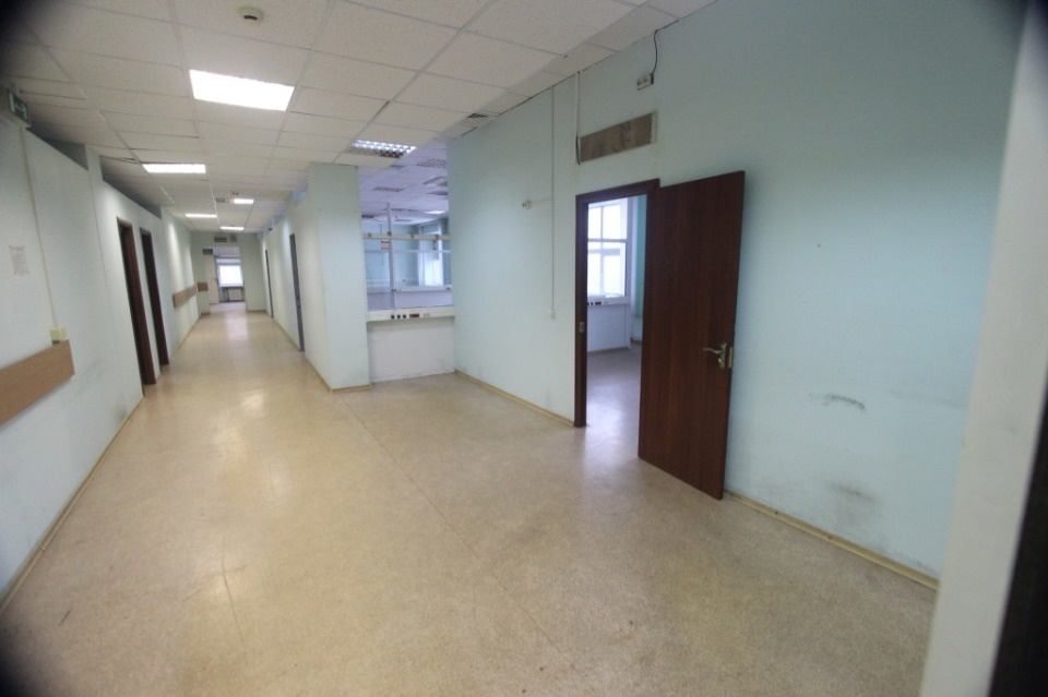 Предлагаем в аренду офисное помещение общей площадью 106,2 кв.м. 
Расположено на 4 этаже. 
Помещения предлагаются за выездом арендатора, требуется косметический ремонт (на время выполнения ремонтных работ, возможно предоставление арендных каникул) 
Расстояние от метро - 8 минут пешком.
Преимуществом