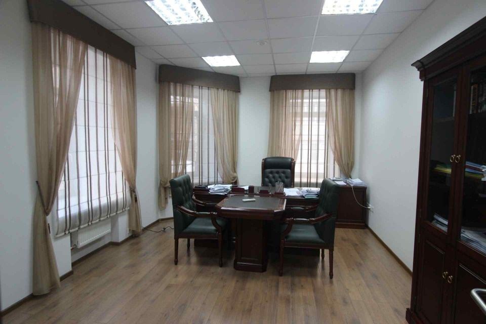 Предлагаем в аренду офис 192 кв.м.
Планировка: четыре кабинета, зона рецепшен и сан узлы.
Арендуемая площадь с учетом коридорного коэффициента (12%) 215,4 кв.м. на 2 этаже.

Парковка стихийная, городская, платная.

В помещении выполнена стандартная офисная отделка.
Арендная ставка 32 000 руб. за м2 