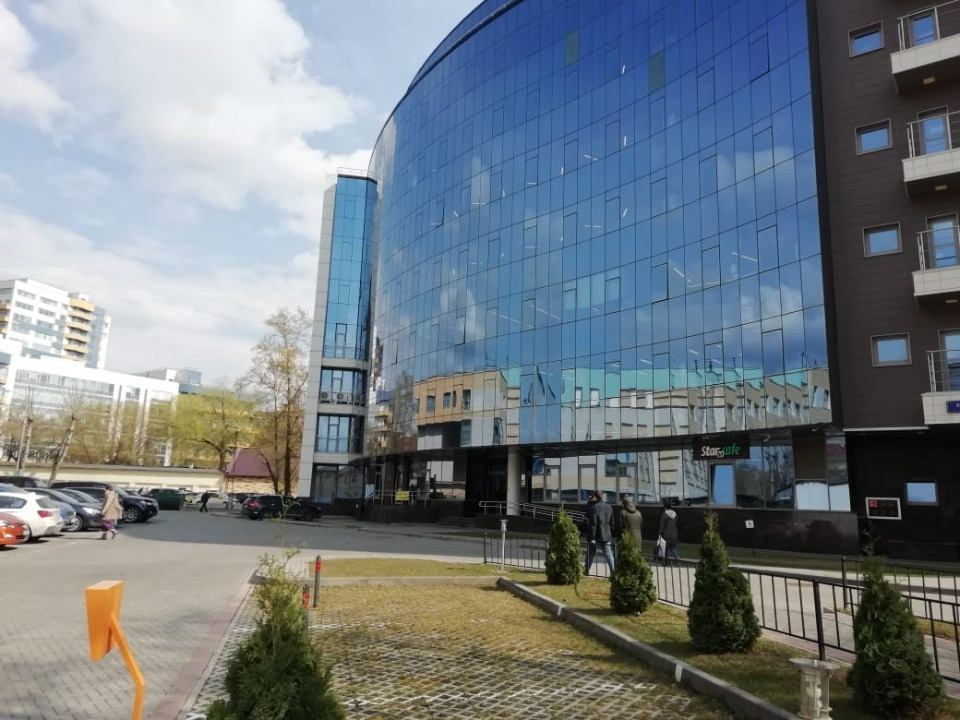 Предлагаем в аренду помещение 2 этаж целиком 197 м2, в БЦ Свежий ветер / Fresh wind
2 этаж  197 кв. м.  (Блок на  этаже )
годовая ставка 19 000 руб. кв. м. в год.
В стоимость аренды входят НДС, эксплуатационные платежи.
В здании, есть парковка наземная и подземная (8000т.р. / 10000т.р.)
Комиссия аге