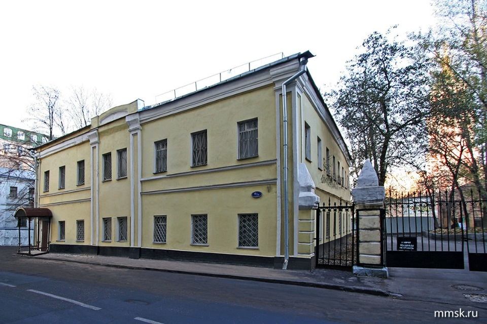 Предлагаем в аренду помещение 257 кв.м в особняке Кривоколенный переулок дом 11
В пешей доступности  4 станций метро
1 этаж.
Отдельный вход. Доступ 24\7
Планировка: 7 кабинетов рецепшен и 2 с/у.
Хороший ремонт.
Окна во всех кабинетах.
Первая линия домов, возможна наружная реклама.
Дополнительно опла