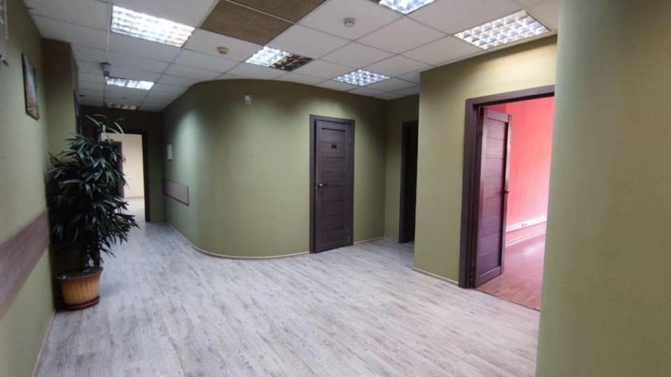 Предлагаем в аренду офис общей площадью 300 кв.м. на 2 этаже здания, с отдельным входом. 
От метро Новослободская 7 минут.
Удобный съезд с Садового кольца.
Установлена система приточно-вытяжной вентиляции и система кондиционирования.
Планировка кабинетная, офисная отделка, состояние рабочее.
Есть па
