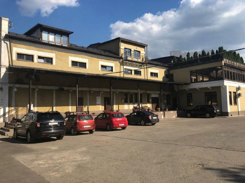 Представляем Вашему вниманию помещение в 5 минутах ходьбы от метро Киевская с прекрасной логистической доступностью
Общая площадь 250 кв. м., цокольный этаж 2-х этажного офисного здания в стиле Loft (лофт) под шоу-рум, студию.
Open space (открытое пространство), дизайнерский ремонт с использованием 