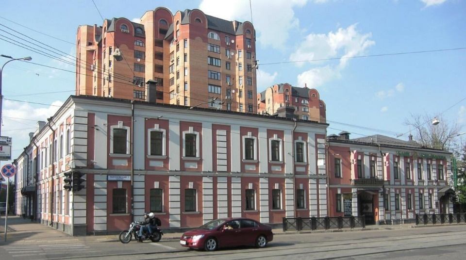 Предлагаем в аренду прекрасный офис  в Бизнес- Центре  класс B .
Планировка смешанная: ранее располагалось отделение банка.
Общая площадь - 219,4 кв. м. 
Этаж - 1 и 2.
Коммунальные платежи - включены, кроме электроэнергии. 
В здании приточно-вытяжная вентиляция. 
Кондиционирование: центральное. 
