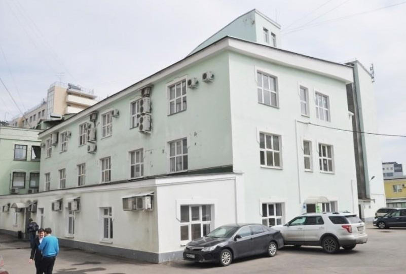 Предлагаем в аренду офис с отдельным входом.

Общая площадь 249 кв.м. 
Кабинетная планировка, переговорная, серверная. С/у. 
Хорошее состояние.
1-й этаж особняка.

2 м/м по 8.5 т.р.

Здание расположено на 2 линии домов. 
От м. Серпуховская - 8-10 минут пешком. 


Стоимость аренды 400.000 руб.в месяц