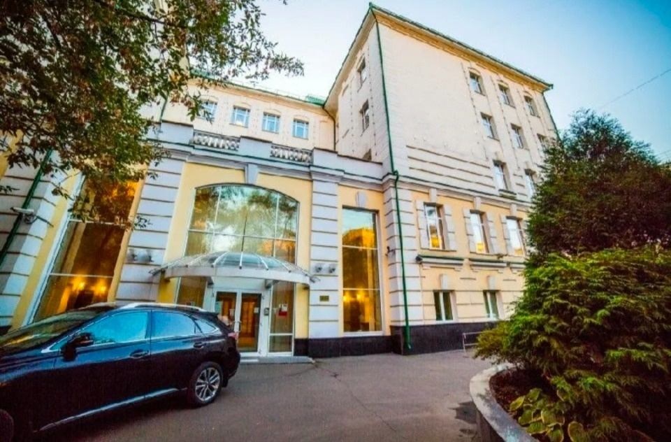 Предлагаем в аренду офис в Бизнес Центре класса В. 

Общая площадь 270 кв.м
Офисный блок на 1 этаже,состоит кабинетов, опен спейс, сан. узла. 
В помещении выполнен качественный ремонт, 
Установлена система приточно-вытяжной вентиляции. 
Разводка интернет коммуникаций  по рабочим местам. 

Предоставл