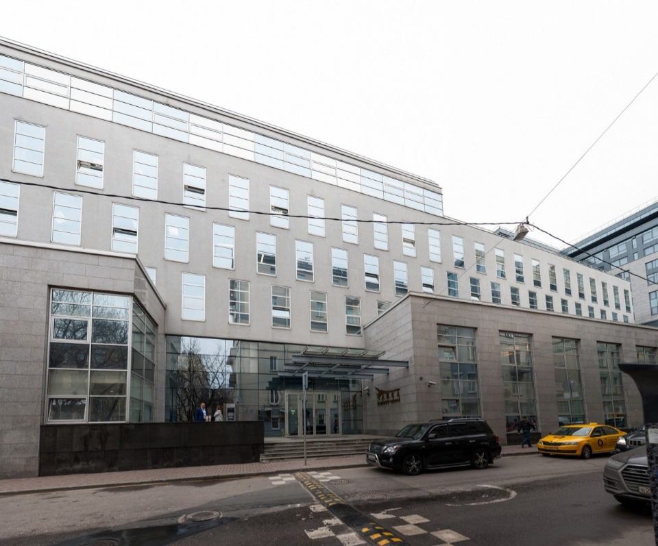 Планировка и отделка всех помещений бизнес-центра — на уровне европейских стандартов класса А: керамогранитные полы, окна с тройными звукоизолирующими стеклопакетами, обои под покраску, подвесные потолки Armstrong.

Здание оснащено высококлассным инженерным оборудованием (центральное кондициониро