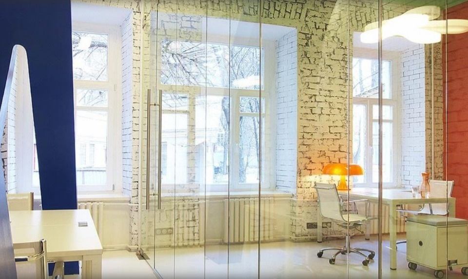 Предлагается в аренду особняк XIX века общей площадью 1045,46 кв.м.
Состоит из 3 этажей:
- 458,4 кв.м. цокольный этаж
- 478,4 кв.м.  1 этаж
- 108,3 кв.м.  мезонин
Высота потолков от 3 м.
Вентиляция приточно-вытяжная.
Кондиционирование центральное.
Внутренняя отделка в стиле LOFT.
Смешанная планировк