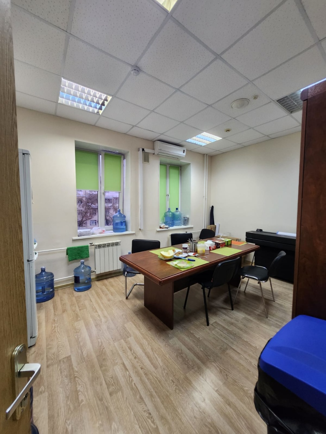 Предлагаем в аренду офисное помещение.

Общая площадь 264.2 кв.м. (этаж целиком).
Планировка: кабинетная. 
Офисная отделка. 

Метро Марьина Роща семь минут пешком. 

Удобный  доступ на Сущевский Вал (ТТК) и близость Новослободской, Новосущевской и Бутырской улиц. 

Кондиционирование: сплит-системы. 