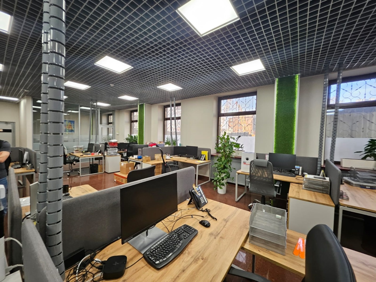 Предлагаем в аренду офисное помещение в БЦ класса B+. 

Общая площадь 350 м2 
Отдельный вход с улицы.

Система кондиционирования и приточно-вытяжной вентиляции способствует комфорту во всех помещениях.

Надежность электроснабжения соответствует 2-й категории (2 независимых источника).
В БЦ четырех