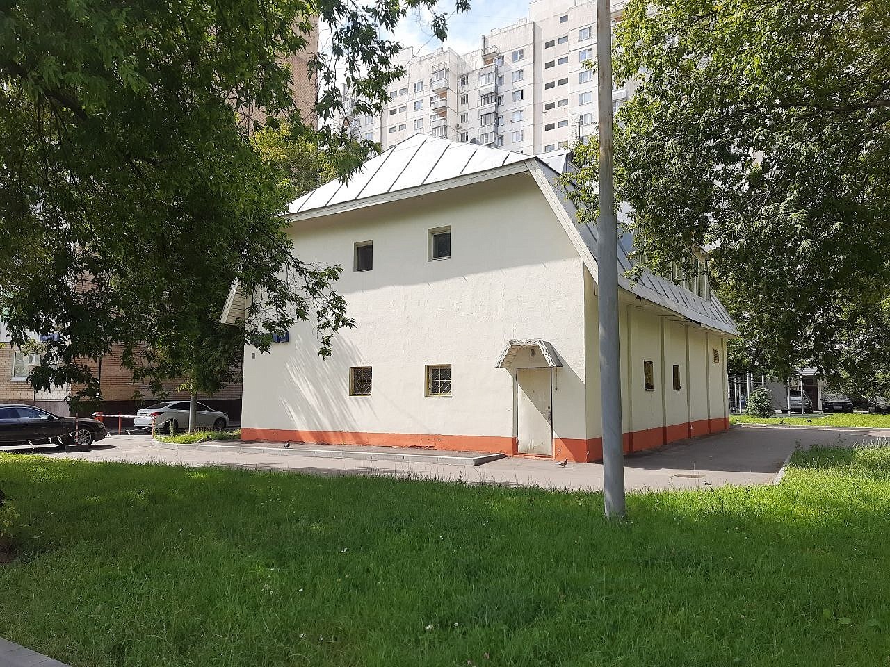 Отдельно стоящее здание.

Первая линия домов.
Площадь 281.7 кв.м. 
Два этажа и подвал.

м.Войковская, 15 мин. пешком.

Отлично подойдет под  спортивные виды деятельности, детский центр или клуб и др. 

Парковка стихийная.

Каникулы на ремонт обсуждаются.

Коммунальные платежи оплачиваются отдельно.
