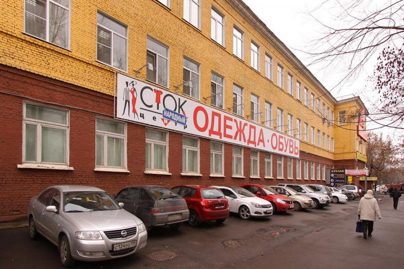 360 м², расположенное на 2-ом этаже трёхэтажного бизнес-центра «Варшавское шоссе 32», 
кабинетная система. 
Окна кабинетов обращены как в сторону Варшавского шоссе, так и на парковку бизнес-центра. Помещение оборудовано санузлами
На первом этаже делового центра расположены различные магазины (в том 