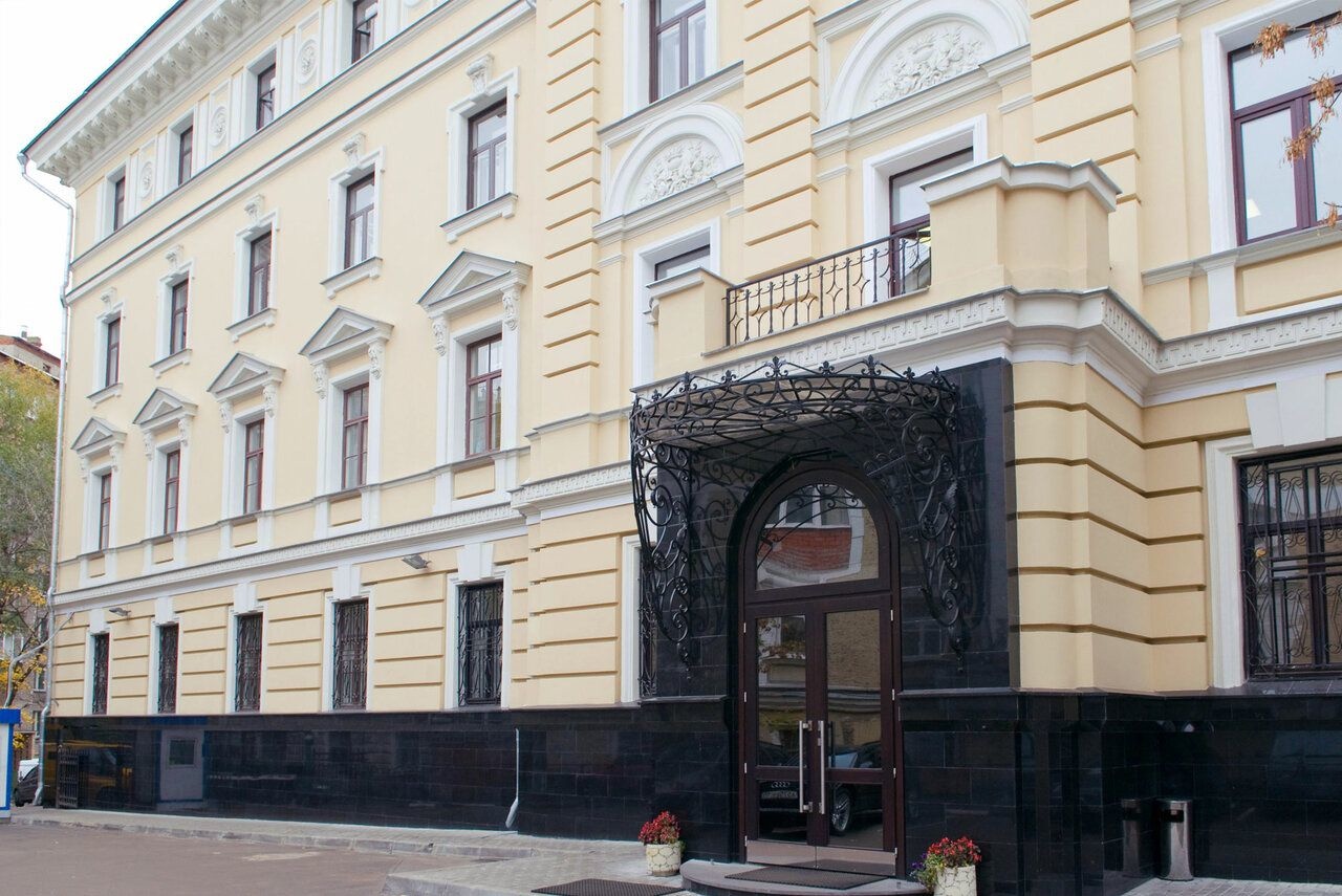 В аренду предлагается отдельный этаж с дизайнерским ремонтом. 

Общая площадь 780 кв.м.
Состояние за выездом арендатора.
Коридорно-кабинетная планировка: зона ресепшн, несколько переговорных и кабинетов руководителей, кухня с мокрой точкой, с/у.
Лифт есть

В здании имеются конференц-залы и перегов