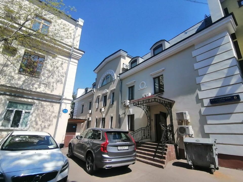 В аренду предлагается особняк 

Целиком здание - 450 м2. 
цоколь - 116.6 м2 
1 этаж - 116.5 м2   
2 этаж - 115,4 м2 
мансарда 112,3 м2 .   
Планировка кабинетная, кухня и с/у на каждом этаже.


Инженерно-технические коммуникации: 
- приточно-вытяжная вентиляции и кондиционирования, 
- системами пожа