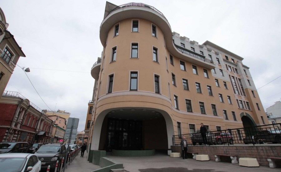 
Бизнес-центр расположен в историческом центре Москвы в Красносельском районе, внутри Садового кольца,  в 6 минутах от м. Сухаревская и от м. Сретенский бульвар, в 7 минутах ходьбы от м. Тургеневская, в 8 минутах от м. Чистые пруды. Подъезд со Сретенского бульвара и Ананьевского переулка обеспечивае