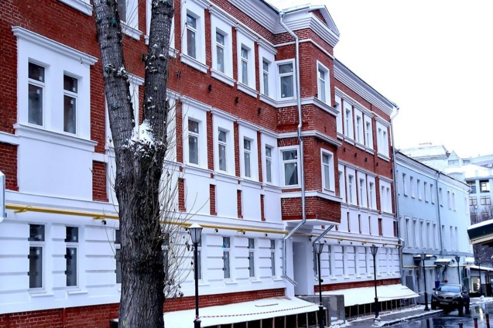  Аренда трехэтажного  особняка дореволюционной постройки в центре Москвы .

В 30 метрах от метро «Цветной бульвар»

Общая площадь наземных этажей (три этажа + мансарда) составляет около 2 000 м², площадь цоколя около  500 м². 
Высота потолков составляет в среднем 3,6 метра.
Центральный вход располож