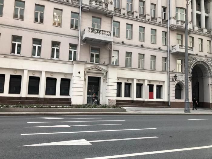 Предлагаем в аренду помещение свободного назначения площадью 422 кв.м (1 этаж 300 кв.м, цоколь 122.3 кв.м.)
ПРЯМАЯ аренда от собственника
Помещение находится на 1 этаже административного здания 
Вход на 1 этаж с улицы Садовая-Спасская, вход на -1 этаж со двора
1 этаж: входная группа, 2 зоны ресепшн,