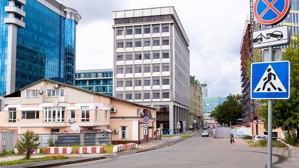 Аренда трехэтажного отдельно стоящего здания. 

1 этаж - 360 м2
2 этаж - 365 м2
мансарда - 200 м2

Своя котельная - есть газ. 
Парковка на 8 мм, 
45 КВт (в процессе оформления на 145 кВт дополнительно). 
Высота потолков от 3 до 3,6 м. 

Под любой вид деятельности, кроме гостиницы.
