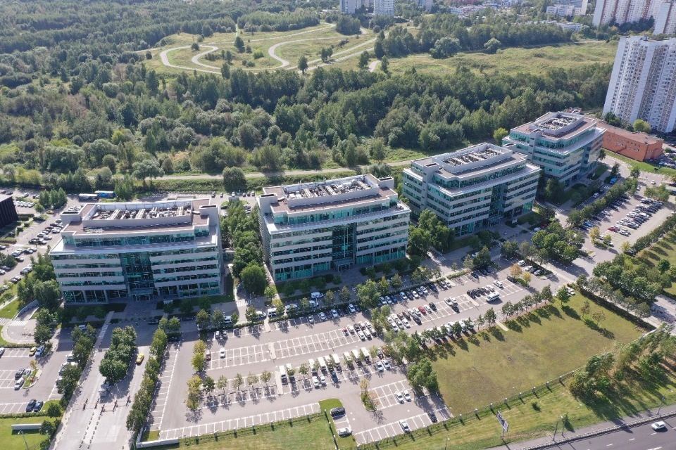 Уважаемые арендаторы! Предлагаем в аренду офисное помещение с отделкой в БЦ класса А площадью 336,8 кв.м Бизнес Парк Крылатские Холмы. 
Бизнес-парк «Крылатские Холмы» – это пять современных шестиэтажных зданий, расположенных в ЗАО Москвы на границе природно-исторического парка «Москворецкий». «Кры