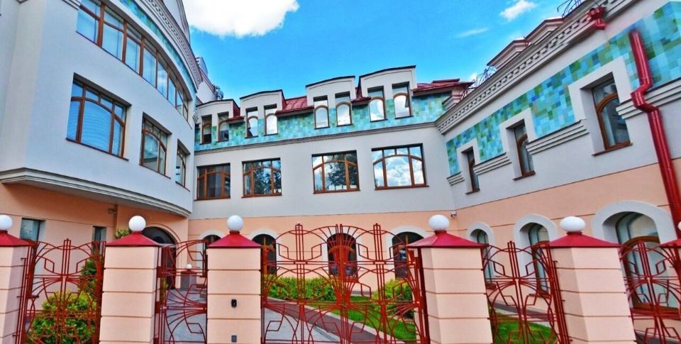 Предлагаем в аренду современный особняк общей площадью 3 300 кв.м. 
Арендуемая площадь с 1 по 3 этажи.

Планировка смешанная: open-space, кабинеты, переговорные, санузлы, кухонная зона, серверная. 
Качественный современный ремонт. 
Презентабельная входная группа. 
Высота потолков - от 3,4 метров. 
Е