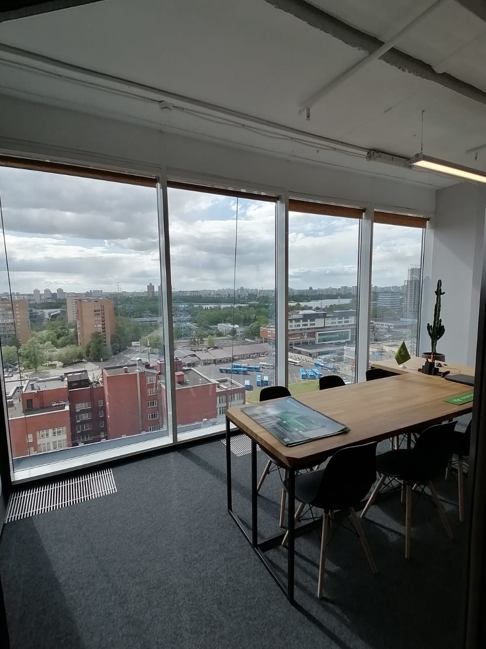 Предлагаем в аренду офис в Бизнес Центре Водный класса А  

Общая арендуемая площадь 100,4 кв.м. 
Планировка:  кабинет и опен спейс. 
Отдельный сан узел на этаже.
14-й этаж.

Вентиляция: приточно-вытяжная система вентиляции.
Кондиционирование: центральная система кондиционирования.

2 минуты от ст