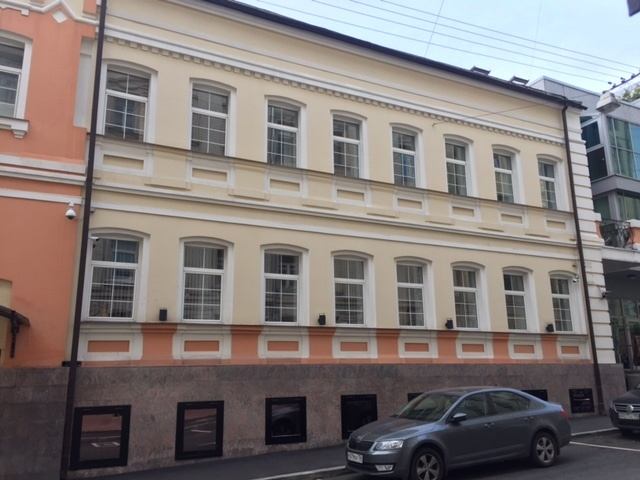 
Помещение на цокольном этаже, с отдельным входом.
126,6 кв. м. 
Приточно-вытяжная вентиляция. Кондиционирование.
Хороший офисный ремонт. Окна. Свои санузлы.
Отдельно оплачиваются провайдеры, уборка внутри офиса.
Договор прямой аренды.
Стоимость аренды: 20 000 руб. кв.м.в год НДС. Коммунальные и экс