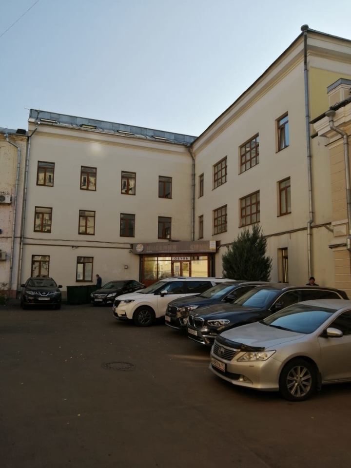 Предлагаем в аренду офис 210 кв.м.  
Метро Сухаревская 3 минуты пешком.
Кондиционирование. 
Два машиноместа в подземном паркинге по 3 000 рублей и на парковке во внутреннем дворе (бесплатная).
Арендная ставка 20 000 рублей кв.м. год, включая НДС. 
Дополнительно оплачивается электроэнергия.