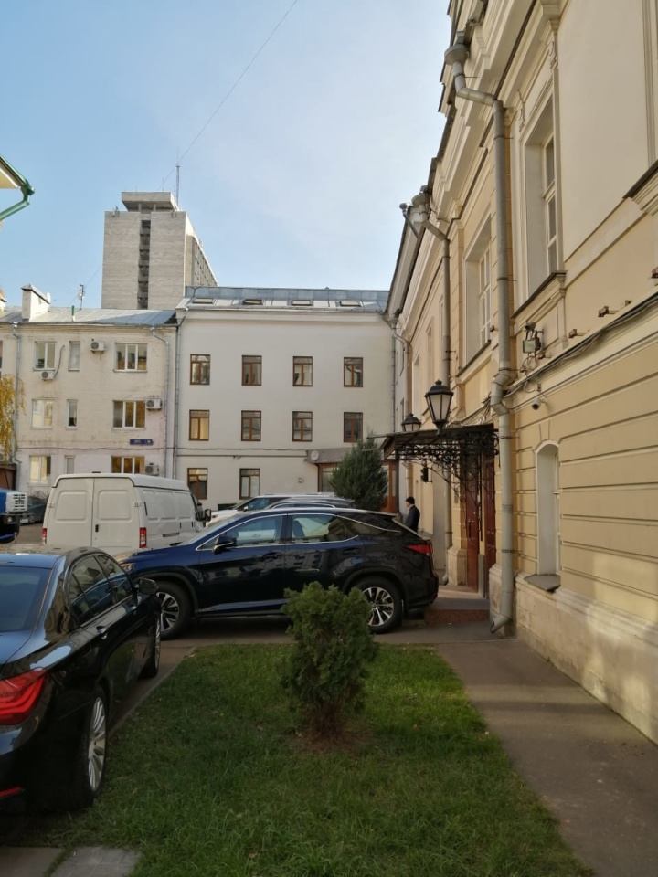 Предлагаем в аренду офис 195 кв.м.  
Метро Сухаревская 3 минуты пешком.
Кондиционирование. 
Два машиноместа в подземном паркинге и на парковке во внутреннем дворе (бесплатная).
Арендная ставка 22 000 рублей кв.м. год, включая НДС. 
Дополнительно оплачивается электроэнергия.