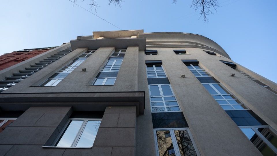 Предлагаем в аренду офис смешанной планировки 1305 кв.м. на 2-м, 4-м, 5-м этажах.
В бизнес центре А класса 
Шикарные, видовые кабинеты VIP персон, с собственными санузлами! 
Планировка преимущественно представляет собой большие открытые пространства, а также кабинеты для сотрудников! 
Помещение осна